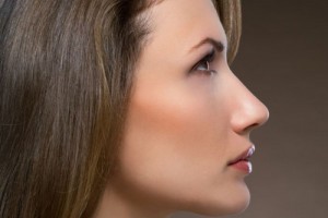 隆鼻之后有時會覺得鼻子是歪的，教你如何解決......